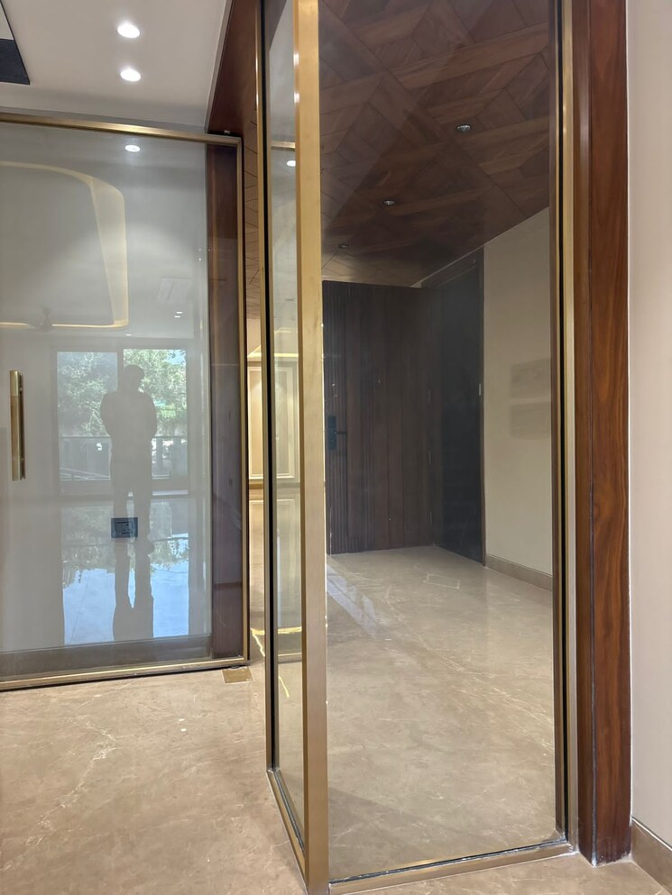 Room, greater kailash ii 4 Bedroom 300 Sq.Ft. Builder Floor In Greater Kailash ii Delhi 9256468