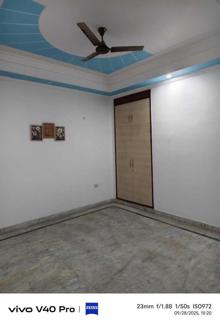 Room, laxmi nagar 3.5 Bedroom 165 Sq.Yd. Builder Floor In Laxmi Nagar Delhi 9256477