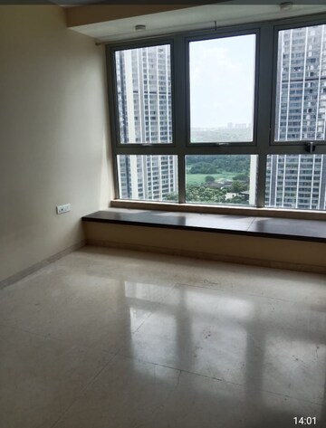 Room in 3 BHK Apartment at Oberoi Realty Esquire, Goregaon East – for Sale