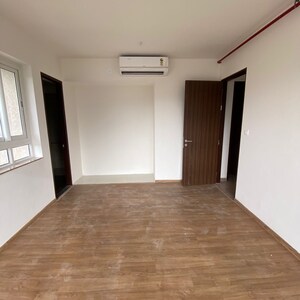 Room in 3 BHK Apartment at Runwal Nirvana, Dhabholkar Wadi – for Rent