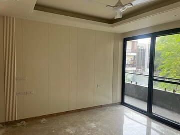 Room in 3 BHK Builder Floor at Sarvapriya Vihar – for Rent