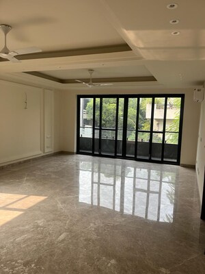 Room in 3 BHK Builder Floor at Sarvapriya Vihar – for Rent