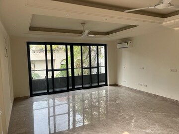Room in 3 BHK Builder Floor at Sarvapriya Vihar – for Rent