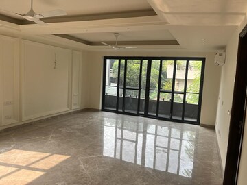 Room in 3 BHK Builder Floor at Sarvapriya Vihar – for Rent