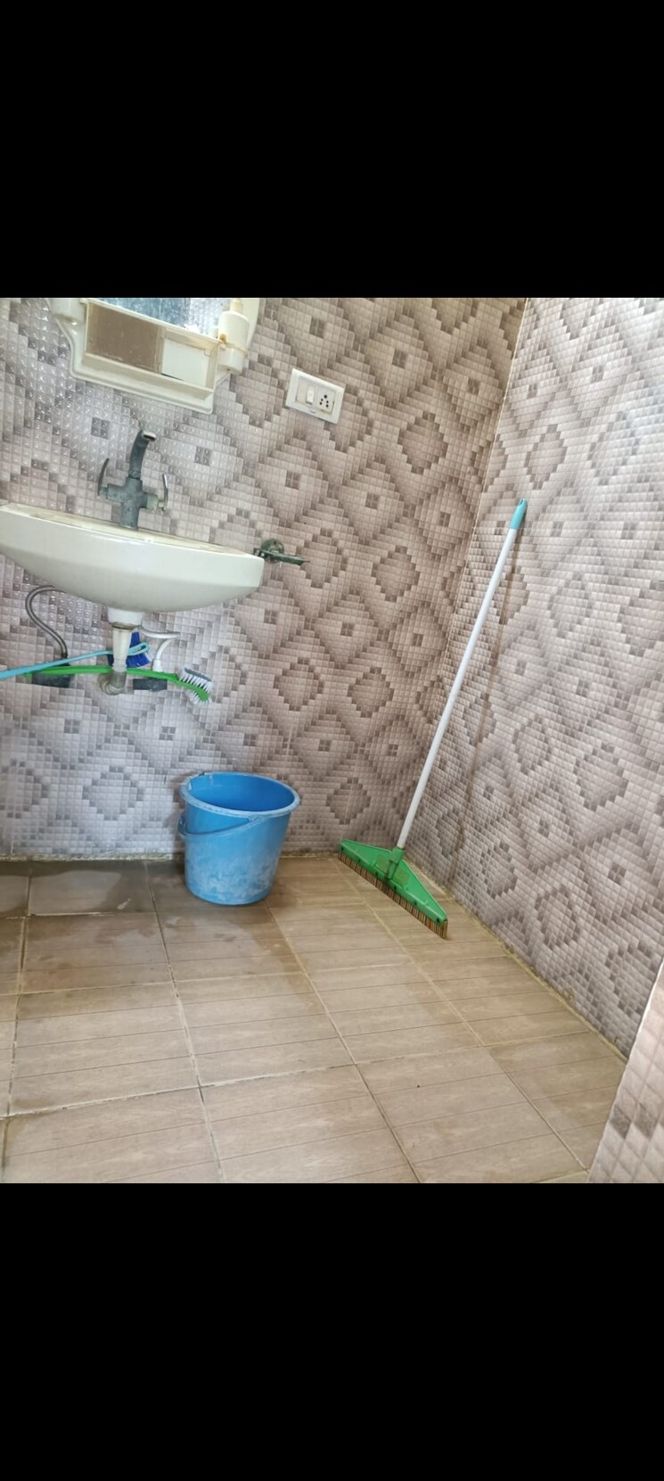 Bathroom, mayur vihar phase 1 2 Bedroom 1250 Sq.Ft. Apartment In Mayur Vihar Phase 1 Delhi 9256761