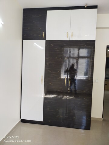 Room in 3 BHK Apartment at Mahagun Mywoods, Sector 16c Greater Noida – for Sale