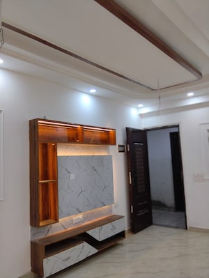 Room in 2 BHK Builder Floor at Sector 73 – for Sale