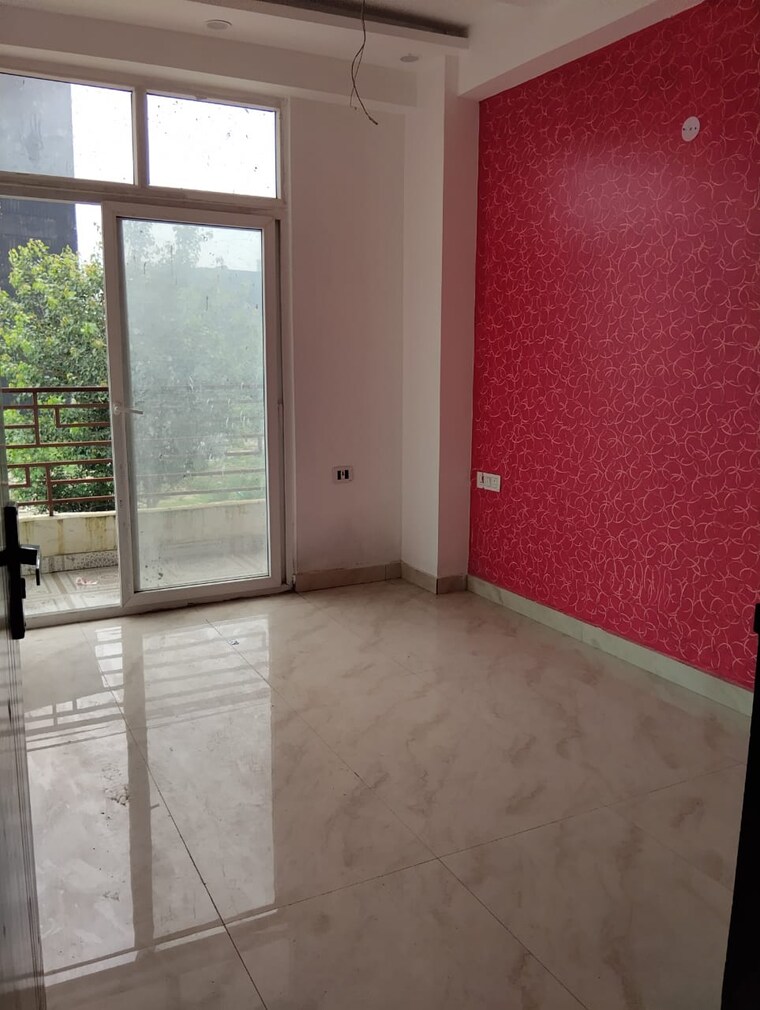 Room, sector 73 3 Bedroom 1500 Sq.Ft. Apartment In Sector 73 Noida 9257144