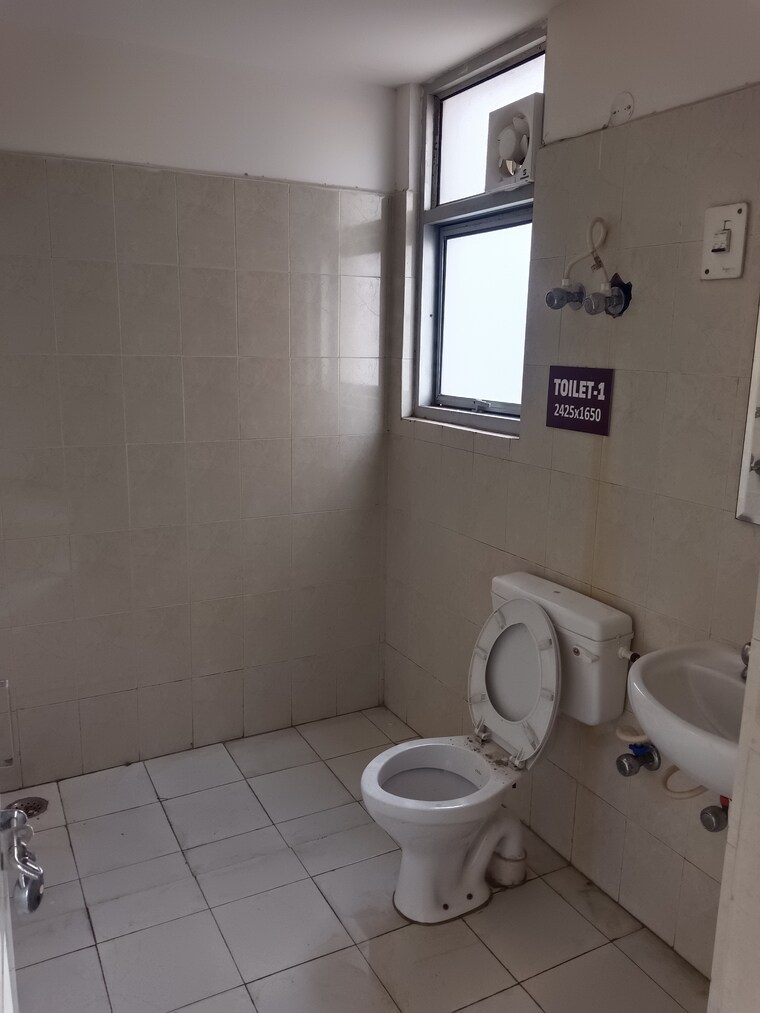 Bathroom, jasola 3 Bedroom 166 Sq.Yd. Apartment In Jasola Delhi 9257161