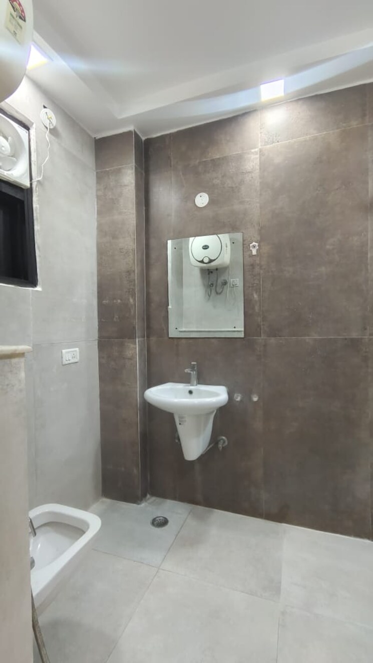 Bathroom, risland-sky-mansion 3 Bedroom 1200 Sq.Ft. Builder Floor In Chattarpur Delhi 9257267