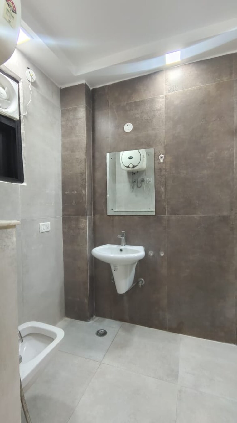 Bathroom, risland-sky-mansion 3 Bedroom 1200 Sq.Ft. Builder Floor In Chattarpur Delhi 9257267