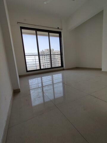 Room in 2 BHK Apartment at Runwal Eirene, Balkum Pada – for Rent
