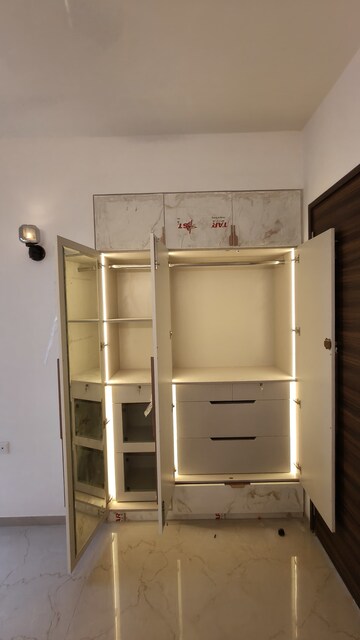 Furnished Amenities in 3 BHK Apartment at Smart World Orchard, Sector 61 – for Rent