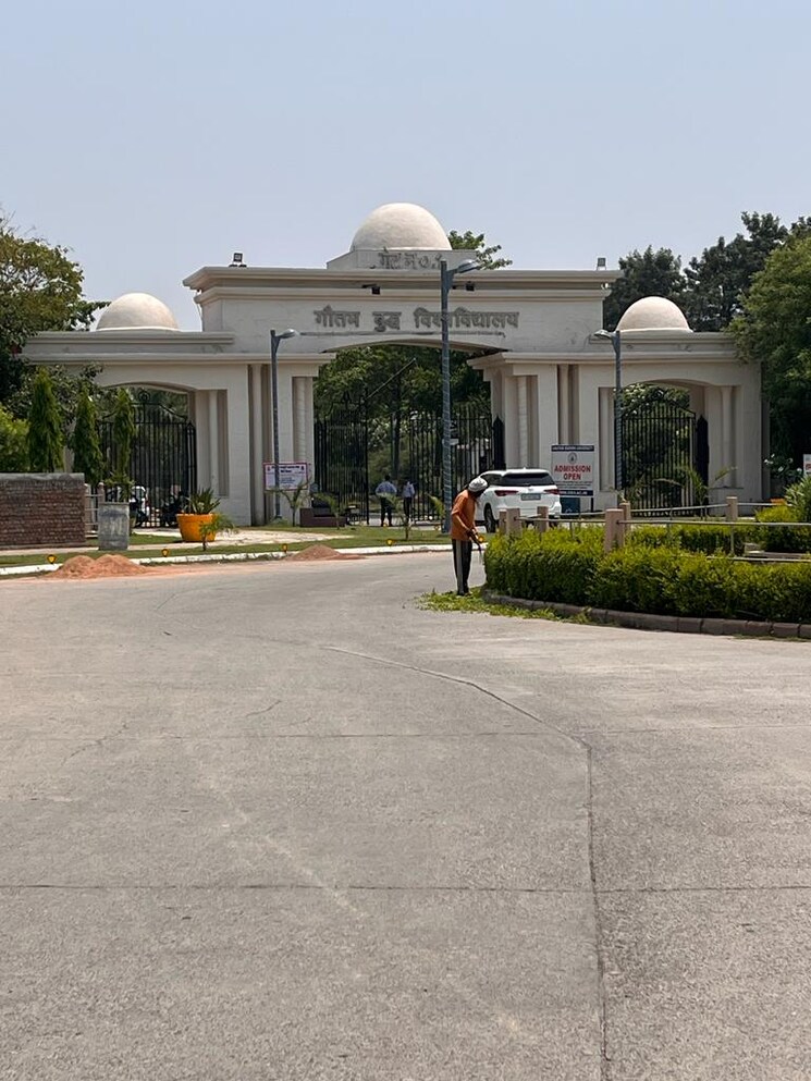 Nearby, alpha 1 greater noida  100 Sq.Yd. Plot In Alpha 1 Greater Noida Greater Noida 9257514