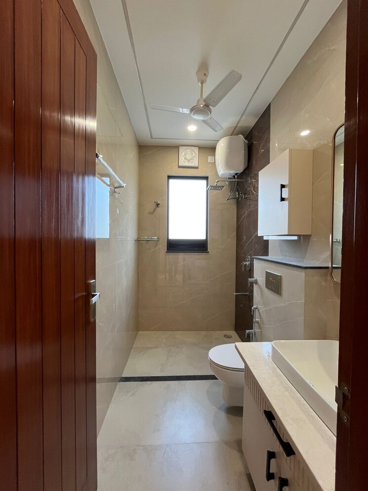 Bathroom, balliwala 3 Bedroom 2200 Sq.Ft. Builder Floor In Balliwala Dehradun 9257555