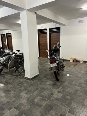 Parking in 3 BHK Builder Floor at Patiala Road – for Sale