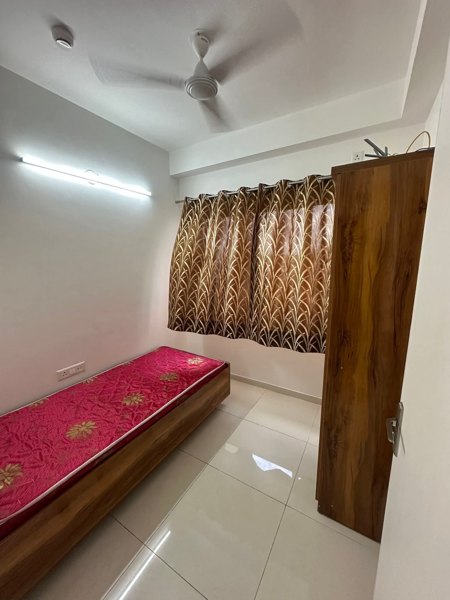 1.5 BHK Apartment For Rent in Amanora Gold Towers