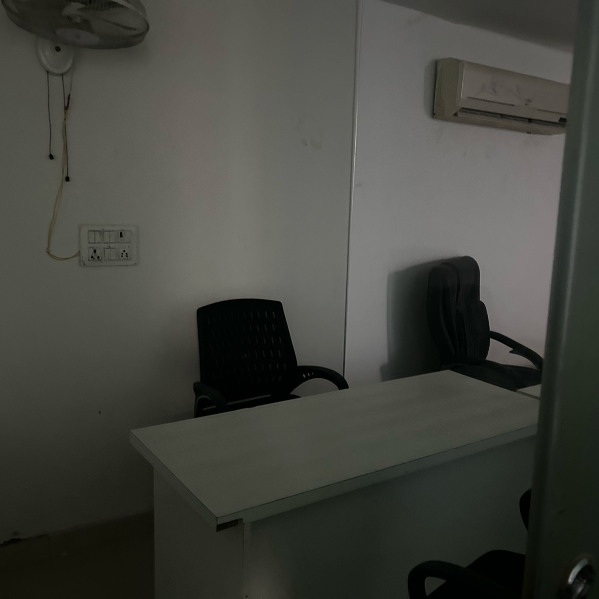 Office Space For Rent in 600 Sq Feet Furnished Off