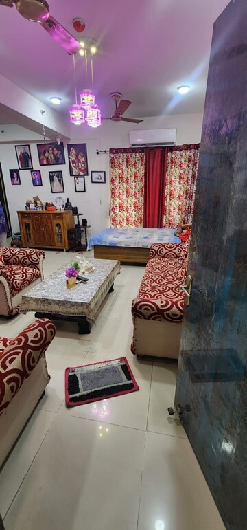Living Room in 2.5 BHK Apartment at Panchsheel Greens II, Sector 16 Greater Noida – for Sale