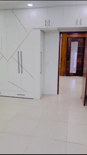 Room in 4 BHK Apartment at Sector 2 Wave City – for Rent