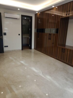 Room in 4 BHK Builder Floor at South Extension – for Rent