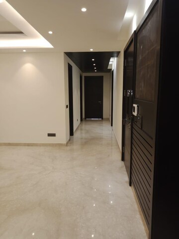 Room in 4 BHK Builder Floor at South Extension – for Rent