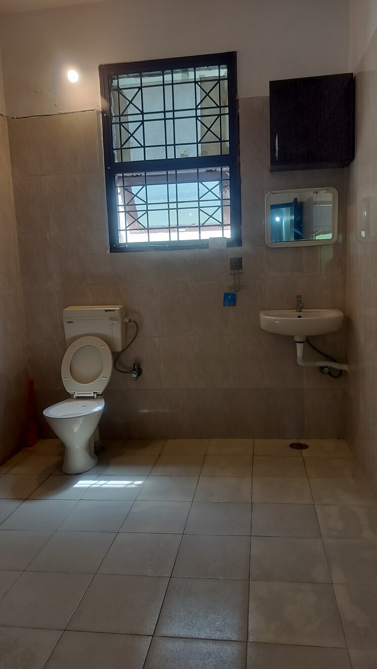 Bathroom, banjara hills 1 Bedroom 700 Sq.Ft. Apartment In Banjara Hills Hyderabad 9257827