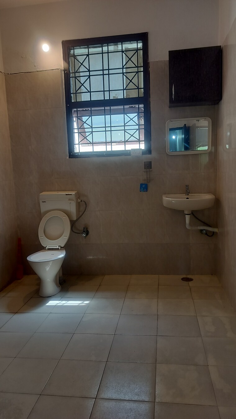 Bathroom, banjara hills 1 Bedroom 700 Sq.Ft. Apartment In Banjara Hills Hyderabad 9257827