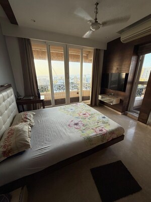 Bedroom in 4 BHK Apartment at Capri Heights Apartment, Pali Hill – for Rent