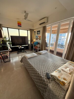 Bedroom in 4 BHK Apartment at Capri Heights Apartment, Pali Hill – for Rent