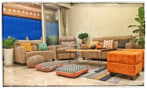 Living Room in 4 BHK Apartment at Capri Heights Apartment, Pali Hill – for Rent