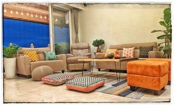 Living Room in 4 BHK Apartment at Capri Heights Apartment, Pali Hill – for Rent