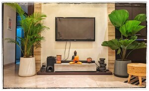 Living Room in 4 BHK Apartment at Capri Heights Apartment, Pali Hill – for Rent