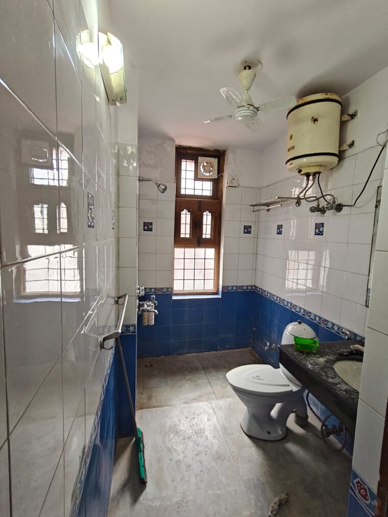 Bathroom, sushant lok i 2 Bedroom 1350 Sq.Ft. Builder Floor In Sushant Lok I Gurgaon 9257795