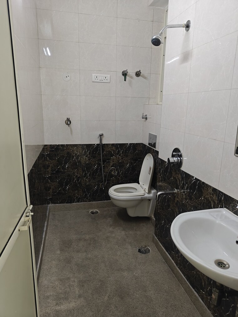 Bathroom, sushant lok i 4 Bedroom 2700 Sq.Ft. Builder Floor In Sushant Lok I Gurgaon 9257737