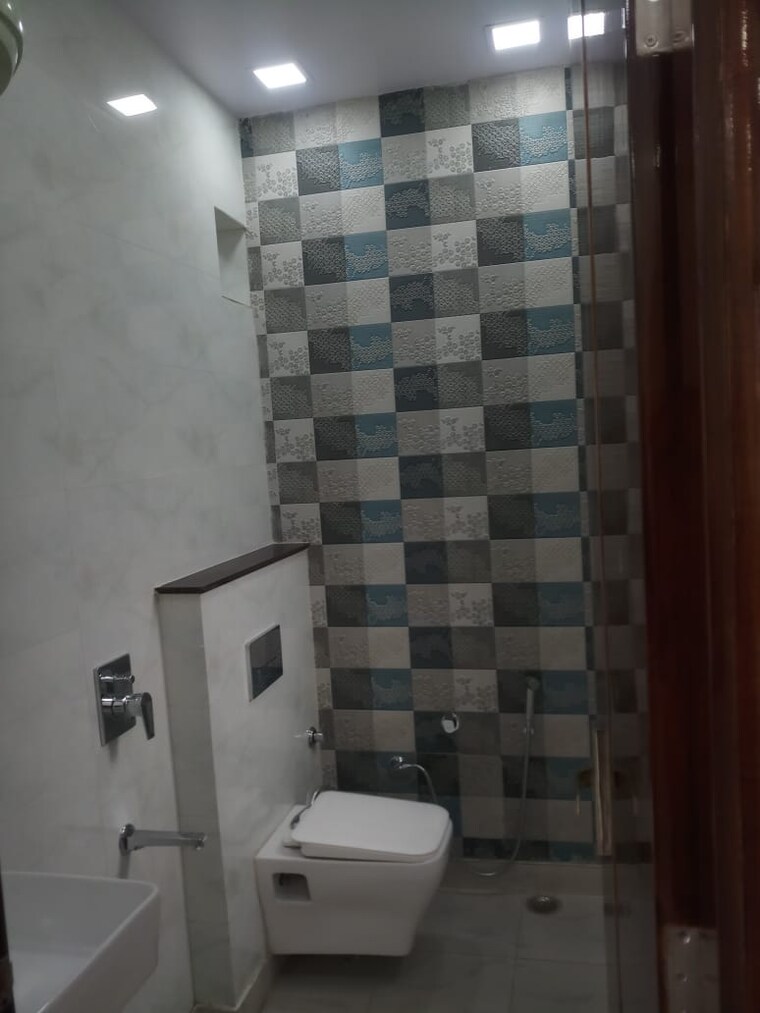Bathroom, rohini sector 8 2 Bedroom 1050 Sq.Ft. Builder Floor In Rohini Sector 8 Delhi 9258005