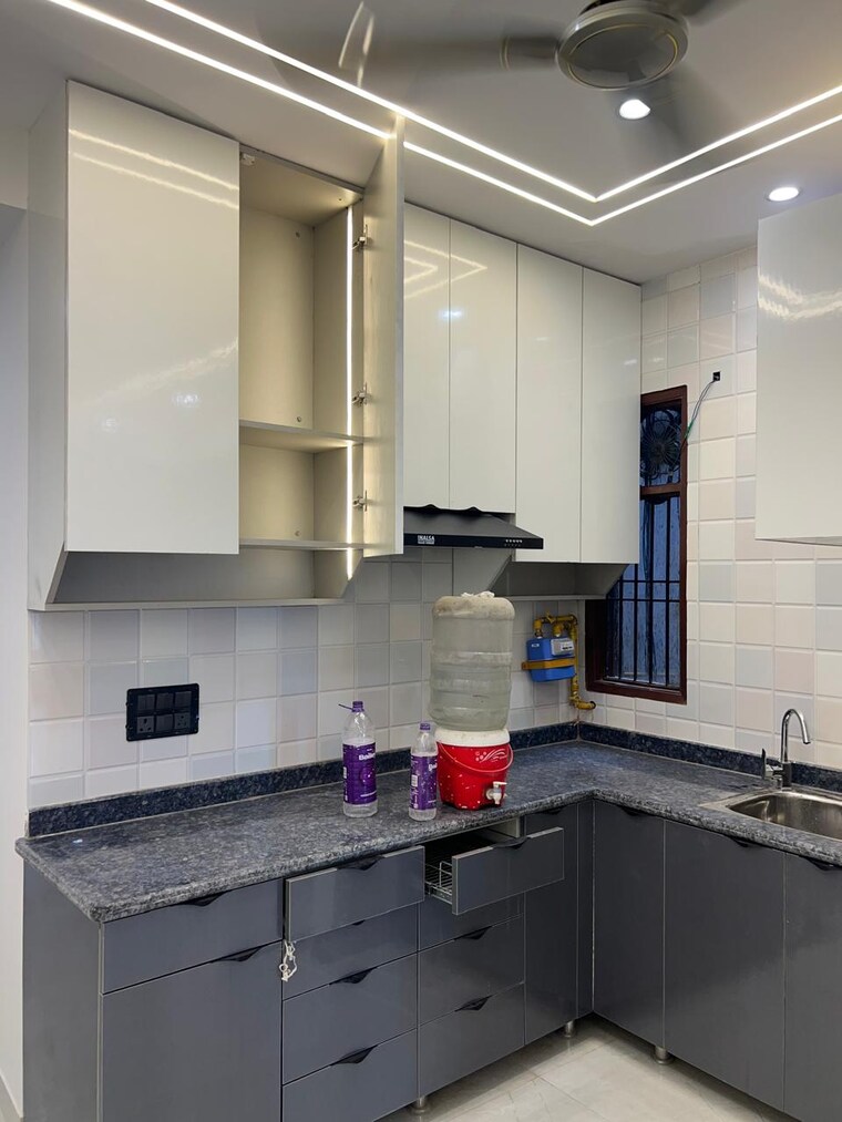 Kitchen, freedom fighters enclave 3 Bedroom 946 Sq.Mt. Builder Floor In Freedom Fighters Enclave Delhi 9258182