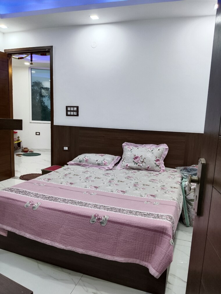 Bedroom, shivalik colony 3 Bedroom 1800 Sq.Ft. Apartment In Shivalik Colony Delhi 9259118