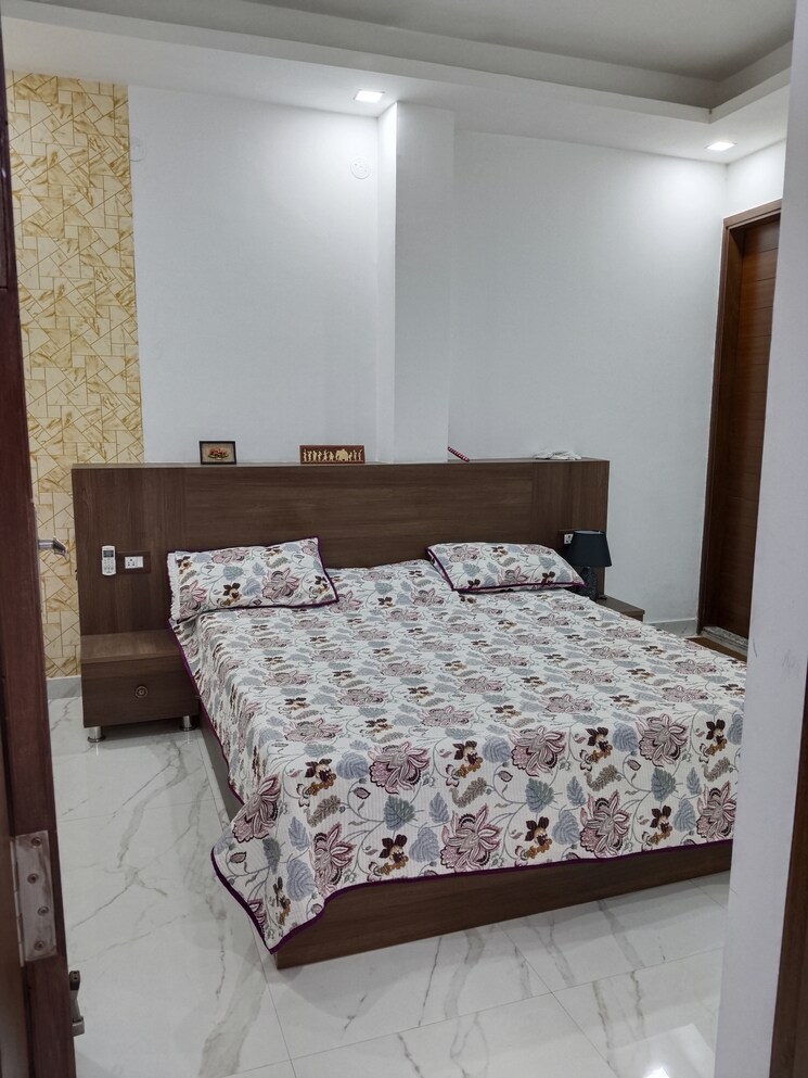 Bedroom, shivalik colony 3 Bedroom 1800 Sq.Ft. Apartment In Shivalik Colony Delhi 9259118