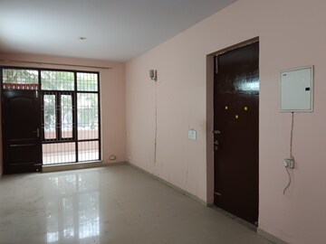 Room in 3 BHK Builder Floor at Omaxe Royal Street, Sector 14 – for Rent