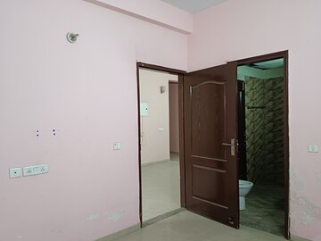 Room in 3 BHK Builder Floor at Omaxe Royal Street, Sector 14 – for Rent