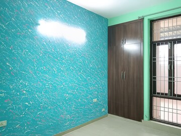 Room in 3 BHK Builder Floor at Omaxe Royal Street, Sector 14 – for Rent