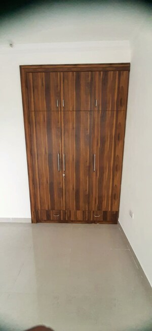 Furnished Amenities in 2.5 BHK Apartment at Ramprastha Awho, Sector 95 – for Rent