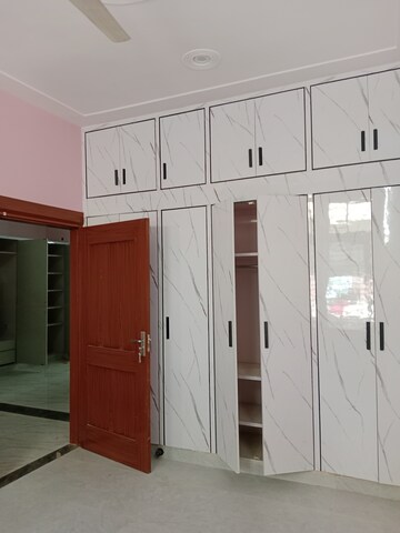 Room in 3.5 BHK Builder Floor at Huda – for Rent