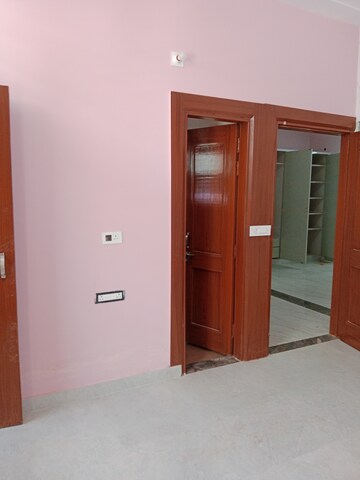 Room in 3.5 BHK Builder Floor at Huda – for Rent