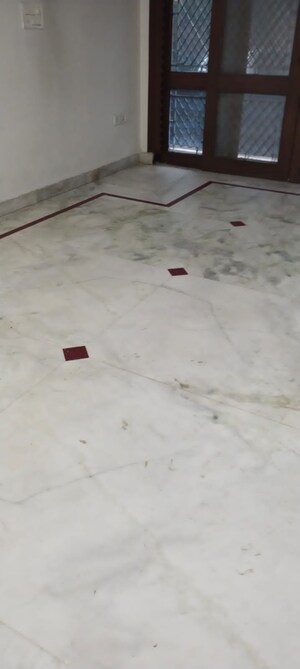 Room in 2.5 BHK Builder Floor at Mayur Vihar – for Rent