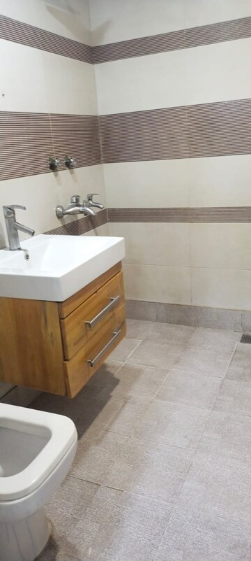 Bathroom in 2.5 BHK Builder Floor at Mayur Vihar – for Rent