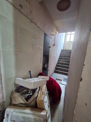 Parking in 1.5 BHK Builder Floor at Mayur Vihar – for Rent