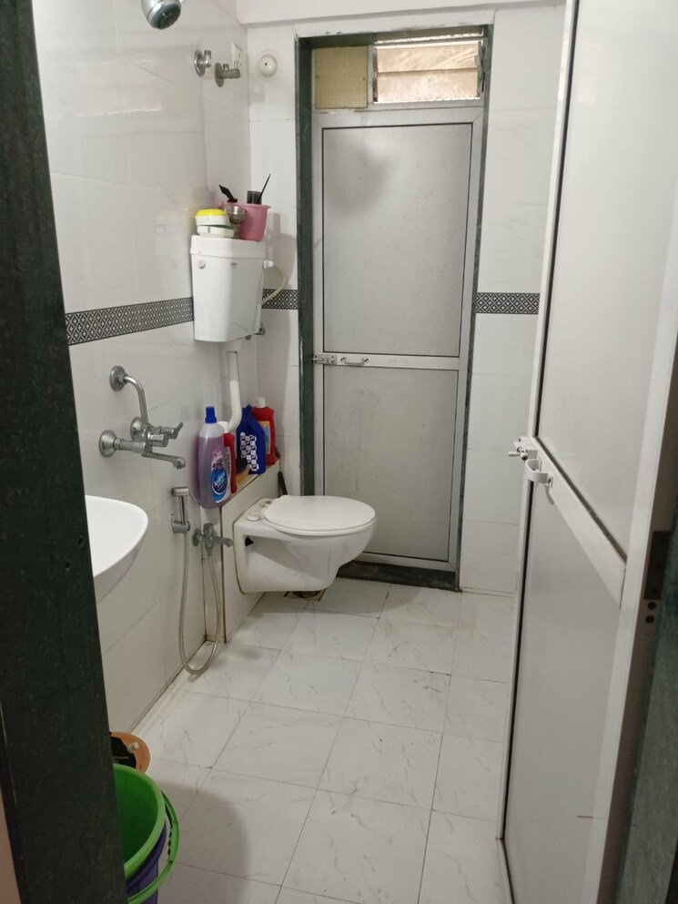 Bathroom, vanita-chs-vartak-nagar 1 Bedroom 470 Sq.Ft. Apartment In Vartak Nagar Thane 9260035