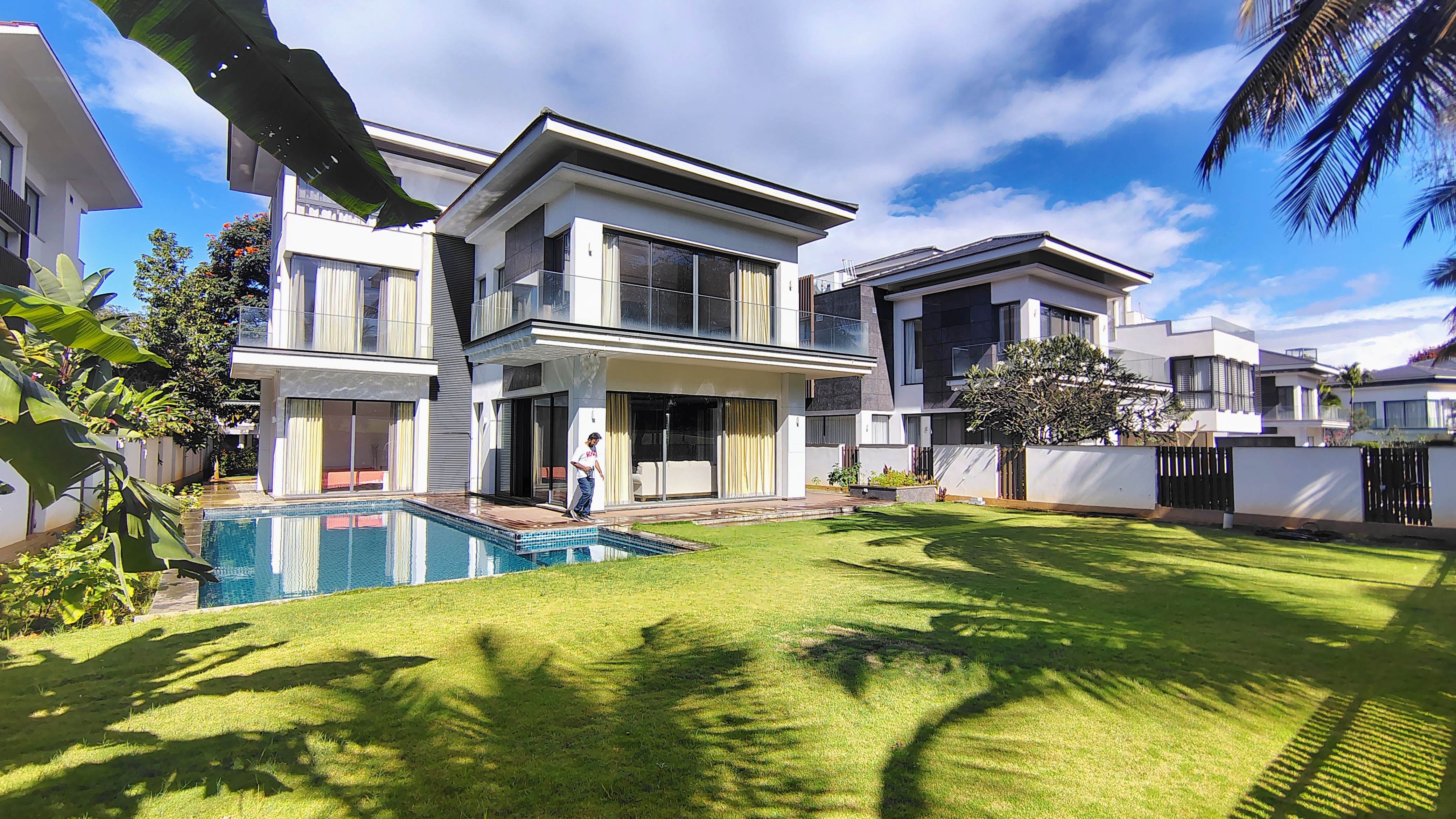 4 BHK + Servant Room,Study Room,Extra Room 11000 Sq.Ft. Villa in Prestige Golfshire